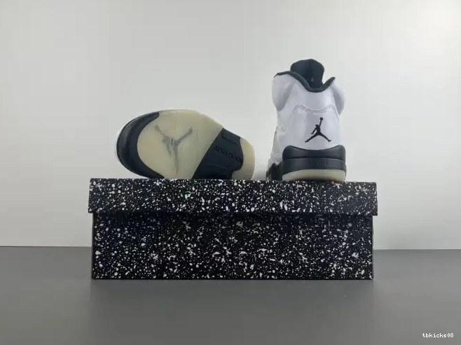 Rep TBkick JORDAN 'WHITE RETRO BLACK' DD0587-110 5 AIR 0420